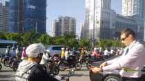Ông Tây đứng nắng nhiều giờ điều tiết giao thông trên đoạn đường ùn ứ