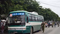 Vợ khóc ngất khi hay tin chồng bị xe buýt cuốn vào gầm tử vong