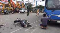 Chạy ngược chiều bị xe buýt tông nguy kịch