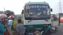 Xe buýt đổ dốc cầu mất phanh chèn nát hàng loạt xe gắn máy