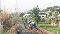 Ném xe gắn máy, nhảy vào đoàn tàu đang chuyển bánh vào ga