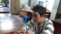 Camera tố cáo người đàn ông dâm ô với bé gái