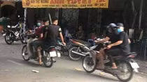 Tranh giành chỗ bán hàng, nhóm đối tượng chém người đàn ông trọng thương