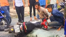 "Cẩu tặc" ném bao tải chó nhảy xuống kênh trốn truy đuổi
