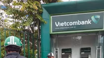 Trét ớt bột vào mặt người rút tiền tại trụ ATM cướp tiền