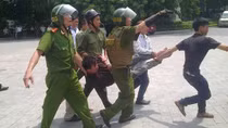 Lên cơn “ngáo đá” lao ra đường đập phá xe hơi