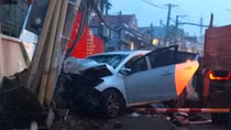 Đi ô tô trộm heo đất, bỏ chạy tông trúng cột điện