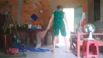 Công an làm việc với người có hành vi ngược đãi mẹ