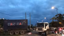 Xe đầu kéo "nổi điên" gây hàng loạt sự cố