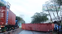 Xe đầu kéo tông sập tường rào cảng Nhà Rồng - Khánh Hội 