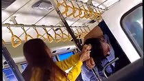 Xe buýt náo loạn vì đôi nam nữ ẩu đã với nhân viên soát vé