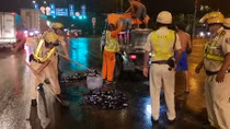 CSGT dọn hàng trăm chai bia rơi trên QL1A sau sự cố