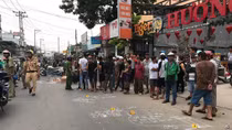 Tông vào xe rác, 2 thanh niên ngã xuống đường tử vong 
