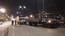 Xe tải dừng sửa chữa bên đường bị tông, 2 người tử vong