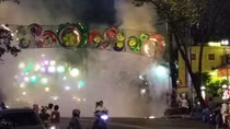 Dàn đèn trang trí Tết gần Hồ Con Rùa phát hỏa dữ dội