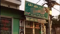 Nối lại tình xưa bất thành, tự dùng dao đâm mình