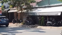 Bị chém gần đứt lìa bàn tay khi đi ăn cơm vỉa hè
