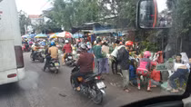 Chợ tự phát gây ùn ứ, mất an toàn giao thông