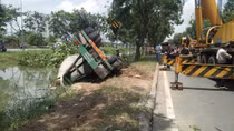 Tài xế ngủ gật, xe đầu kéo "nằm lọt" dưới mương nước sâu
