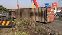 Container lật chắn lối lưu thông dưới chân cầu vượt Bình Phước 2