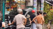 Xe 7 chỗ tông liên hoàn rồi lao vào 2 cửa hàng