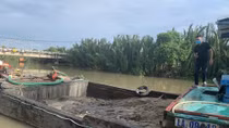 “Cát tặc” bỏ phương tiện nhảy sông trốn CSGT đường thủy