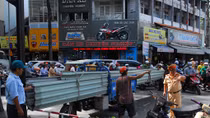 Xe ba gác chở tôn quá khổ cứa 2 người trọng thương