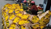 Tấp nập mua sắm đồ cúng ngày ông Táo về trời