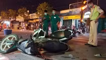 Cầm hung khí rượt đuổi nhau tông người đi đường tử vong