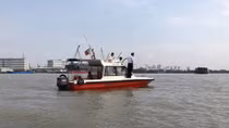 Sà lan va chạm chìm trên sông, 3 thuyền viên thoát chết