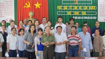 Tặng quà gia đình nghèo, chính sách hai huyện Cai Lậy, Cái Bè