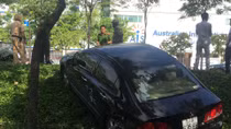 3 cha con đi Honda Civic bị xe đầu kéo húc bay khỏi đại lộ