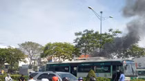 Hành khách hoảng hốt vì xe buýt bốc cháy