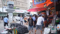 Ông Đoàn Ngọc Hải kiểm tra vỉa hè phát hiện nơi nào cũng bị tái chiếm