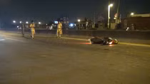 Bé trai nguy kịch vì băng ngang đường không quan sát
