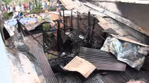 Phá mái nhà dập lửa đám cháy trong khu dân cư