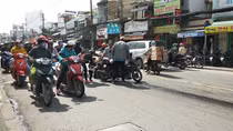 Hàng loạt xe gắn máy trượt ngã do dính dải nhớt dài hàng trăm mét trên đường