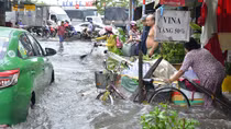 Nhiều nơi ở TPHCM ngập nặng sau cơn mưa đầu tuần