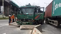Xe ben gãy nhíp, ủi nát dải phân cách bằng bê tông