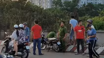 Dập tắt đám cháy cỏ phát hiện thi thể người đàn ông