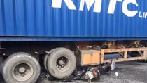 Đứng giữa giao lộ bị xe đầu kéo cuốn vào gầm