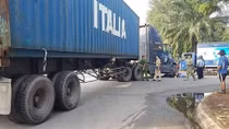 Va chạm với xe đầu kéo, nam thanh niên đi xe máy tử vong