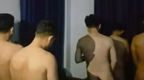 Phát hiện 33 người đàn ông “trần như nhộng” trong tiệm massage