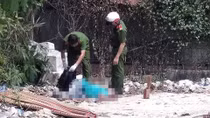 Người đàn ông tay cầm kim tiêm tử vong trong bãi đất trống