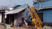 Sập tay cẩu lúc rạng sáng đè sập nhà dân, 2 người bị thương