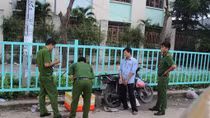 Giành chỗ bán gà, dùng kéo đâm người trọng thương