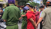 Cướp điện thoại bị bắt, xin tha vì vợ mới sinh