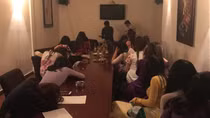 Tiếp viên mặc áo dài cho khách trong phòng karaoke lựa chọn