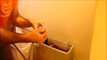 Báo mất 700 triệu, tìm thấy trong bồn xả toilet