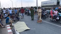 Va chạm trên cầu vượt, một phụ hồ tử vong